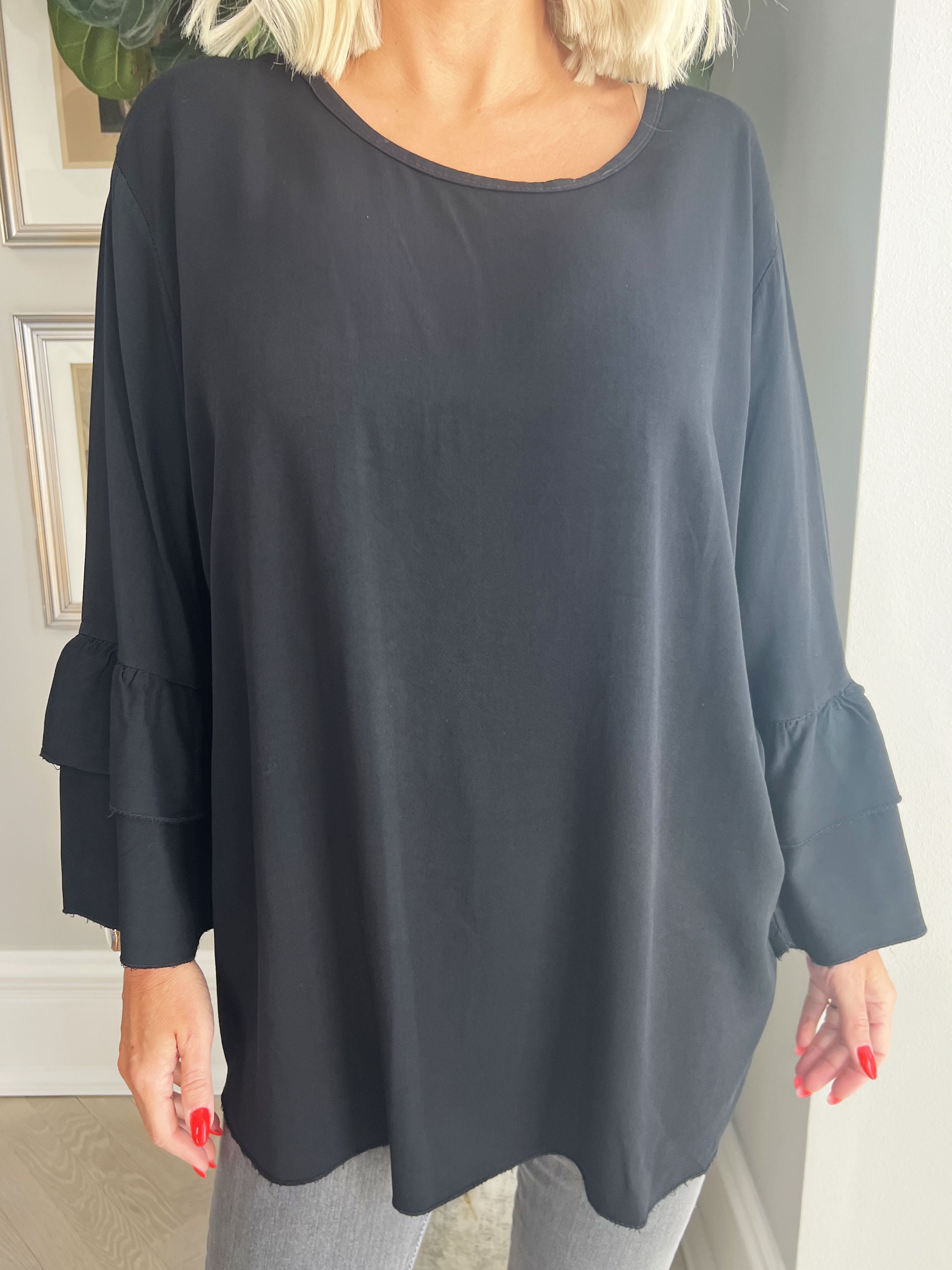 Kayla - Söt blus i viskos med volanger på ärmarna